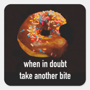 Donut mit Streuseln Nimm noch einen Bissen Humorvo Quadratischer Aufkleber
