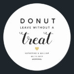 Donut Verlasse ohne Leckerei Einzigartige Gastgesc Runder Aufkleber<br><div class="desc">"Donut verlass ohne Leckerei" Gastgeschenk Hochzeit Aufkleber mit einem niedlichen kleinen goldenen Herz. Personalisieren Sie das Objekt,  indem Sie den Beispieltext ersetzen.</div>