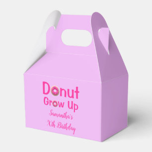 Donut wächst zum Geburtstag auf Geschenkschachtel