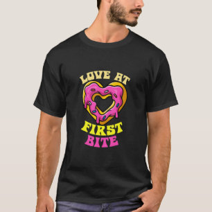 Donuts Liebe beim ersten Bite Donut Heart geformt T-Shirt