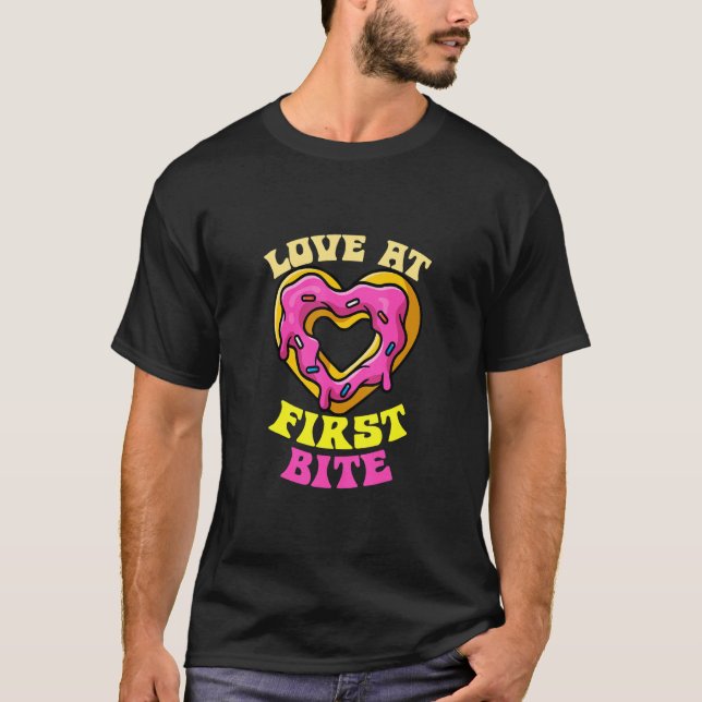 Donuts Liebe beim ersten Bite Donut Heart geformt T-Shirt (Vorderseite)
