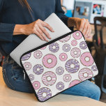 Donuts, rosa Donuts, Lila Donuts Laptopschutzhülle<br><div class="desc">Niedlich,  lustig und ansprechend mit rosa und lila Donuts. Modernes und trendiges Geschenk,  perfekt für den Donut Liebhaber in Ihrem Leben.</div>