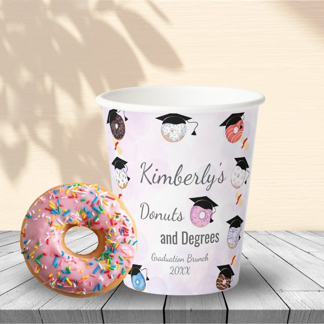 Donuts und Degrees Abschluss Brunch Pappbecher (Von Creator hochgeladen)