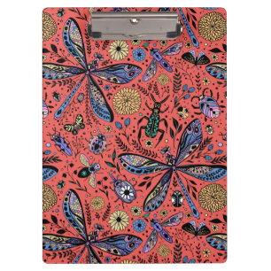 Doodle-Käfer auf Korallenrot Klemmbrett