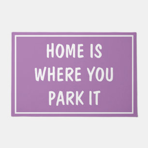 Doormat - ZUHAUSE IST, WO SIE PARKEN SIE ES Lilac Fußmatte