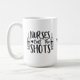 Doppel-Spritzen-Krankenschwestern nennen die Shots Kaffeetasse