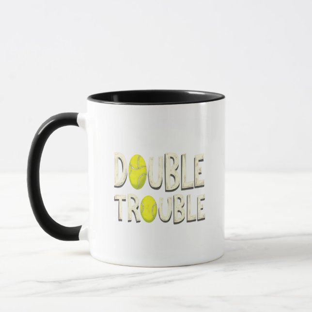 Doppel Trouble Funny Tennis Balls Tasse (Links)