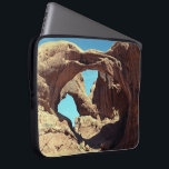 Doppelbogen Laptopschutzhülle<br><div class="desc">Es ist ein heißer August Tag im Arches National Park in der Nähe von Moab, Utah. In diesem Farbfoto geben zwei immense Entrada Sandsteinbögen dem sehr eindrucksvollen Double Arch seinen Namen. Um seine Massivität zu schätzen, finden Sie die winzige Person im Foto, die einfach aus dem Schatten des Vordergrundbogens klettert....</div>