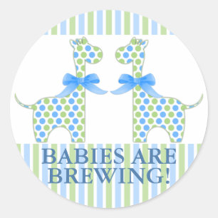 Doppeljungen-Giraffen-Babys brauen Babyparty Runder Aufkleber