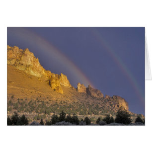 Doppelregenbogen über einer Felsformation in der N