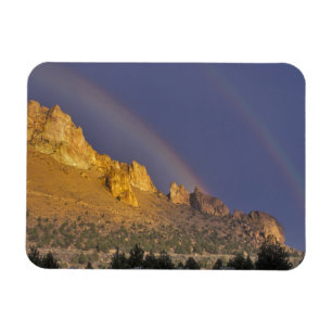 Doppelregenbogen über einer Felsformation nahe Smi Magnet
