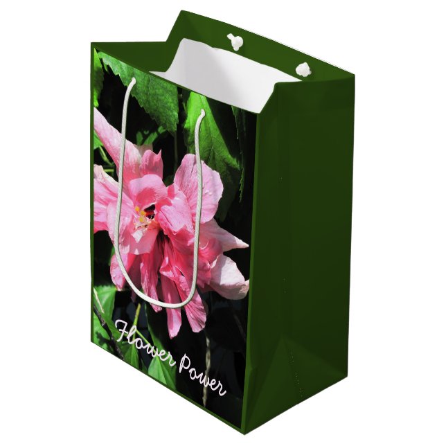 Doppelrosa Hibiskus Blume Geschenktasche Mittlere Geschenktüte (Vorderseite Schrägansicht)