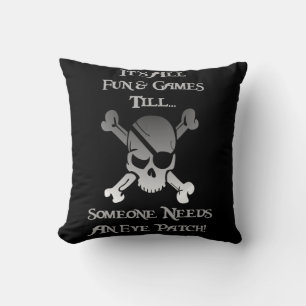 Doppelseitiger Fun Pirate Skull und Zitat Kissen