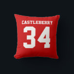 Doppelseitiges Red and White Sports Jersey Kissen<br><div class="desc">Fügen Sie einen Namen und eine(n) Zahl(n) hinzu,  um dieses benutzerdefinierte doppelseitige rot-weiße Sportjersey inspirierte Akzent Kissen zu personalisieren. Es ist ein ausgezeichnetes Geschenk für einen sportlichen Fan oder Sportler. Es stehen die Optionen zur Farbänderung und zum Ändern der Schriftart-Größe zur Verfügung.</div>