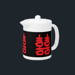 Doppeltes Glück im roten Teapot<br><div class="desc">Double Happiness Symbol auf dieser Teekanne ist ein chinesisches Symbol, das normalerweise in Feng Shui verwendet wird, um mit Liebe und anderen Dingen auf einer Teekanne zu helfen.</div>