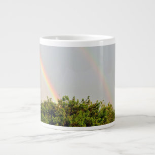 Doppeltes Regenbogen-Foto mit Himmel und Bäumen Jumbo-Tasse