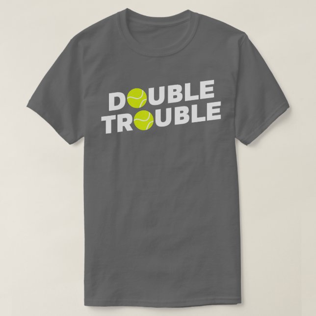 Doppeltrouble Funny Tennis mit Tennisplätzen T-Shirt (Design vorne)