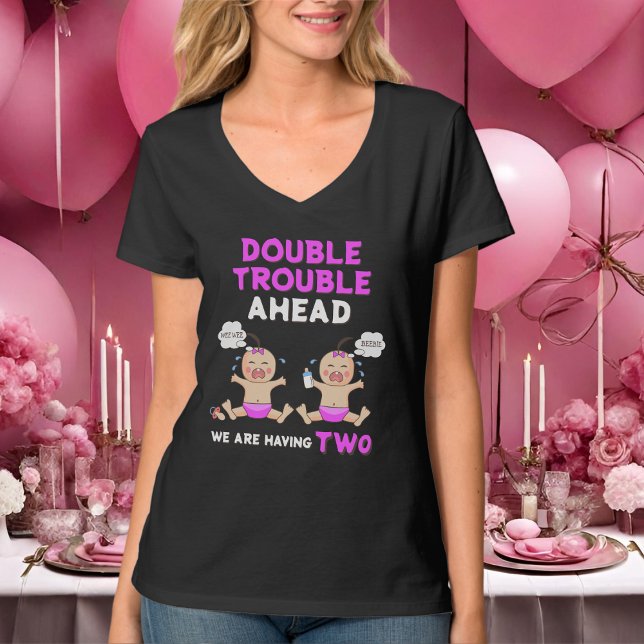 Doppeltrouble zwei Mädchen Mama zu sein T-Shirt (Von Creator hochgeladen)