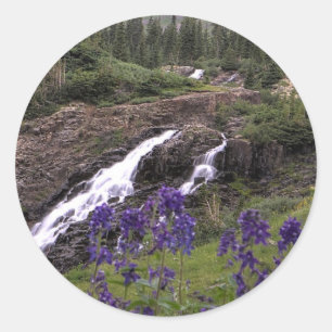 Doppelwasserfall und lila Blumen Runder Aufkleber