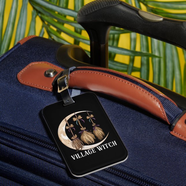 Dorf Hexengotik Okkult Wicca Landschaft Gepäckanhänger (Vorderseite Insitu 1)