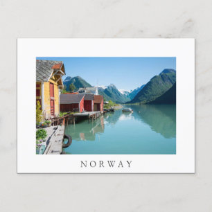 Dorf und ein Fjord in Norwegen, weißer Text Postka Postkarte