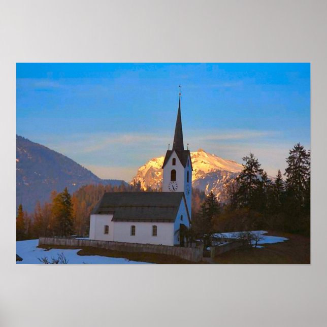 Dorfkirche in den Bergen Poster (Vorne)