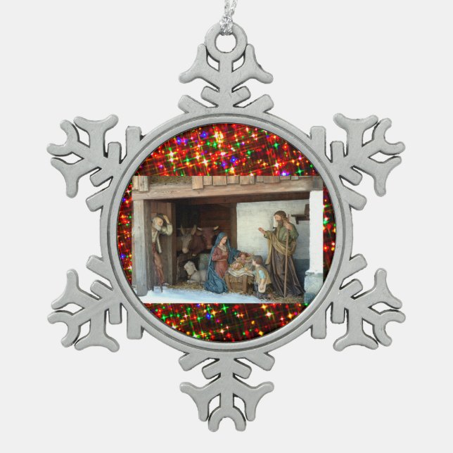 Dorfkrippe unter Canopy mehrfarbige Sterne Schneeflocken Zinn-Ornament (Vorderseite)