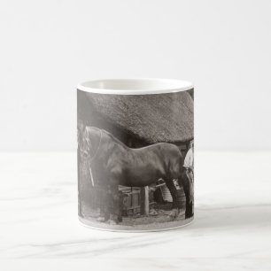 Dorfschmied beschlägt ein Pferd Kaffeetasse