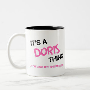 Doris, was man nicht als Neuheit verstehen würde Zweifarbige Tasse