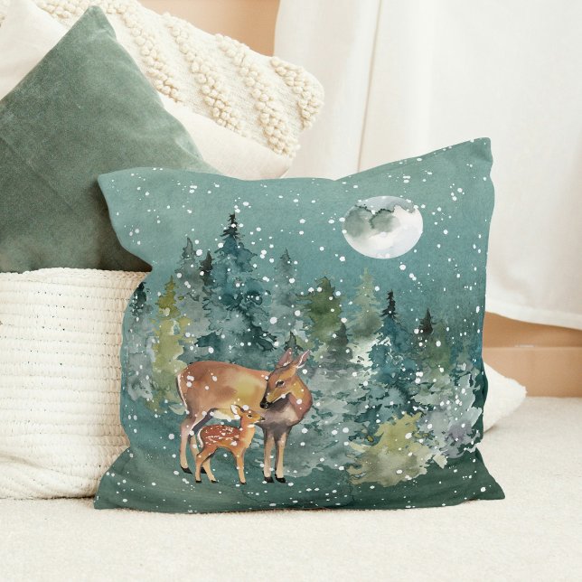 Dos and Fawn Deer in Forest Full Moon Snowfall Kissen (Doe and Fawn Deer in Forest Full Moon Snowfall Christmas Throw Pillow)