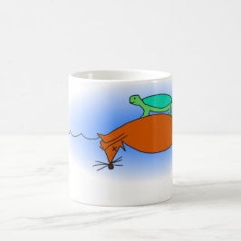 Dosenschildkröte, die auf eine Fuchs-Tasse Kaffeetasse