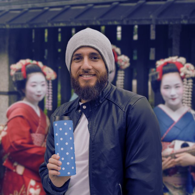 Dotty Delight Blue Thermosbecher (A man holds a Dotty Delight Blue Thermal Tumbler.)