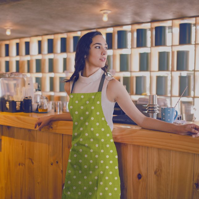 Dotty Delight Green Schürze (A woman in a Dotty Delight Green apron is standing in the bar. )