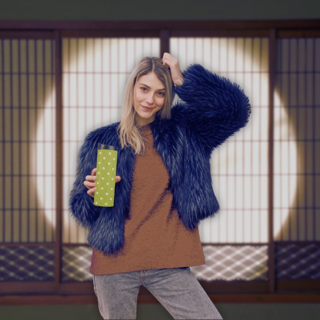Dotty Delight Green Thermosbecher (A woman holds a Dotty Delight Green Thermal Tumbler.)