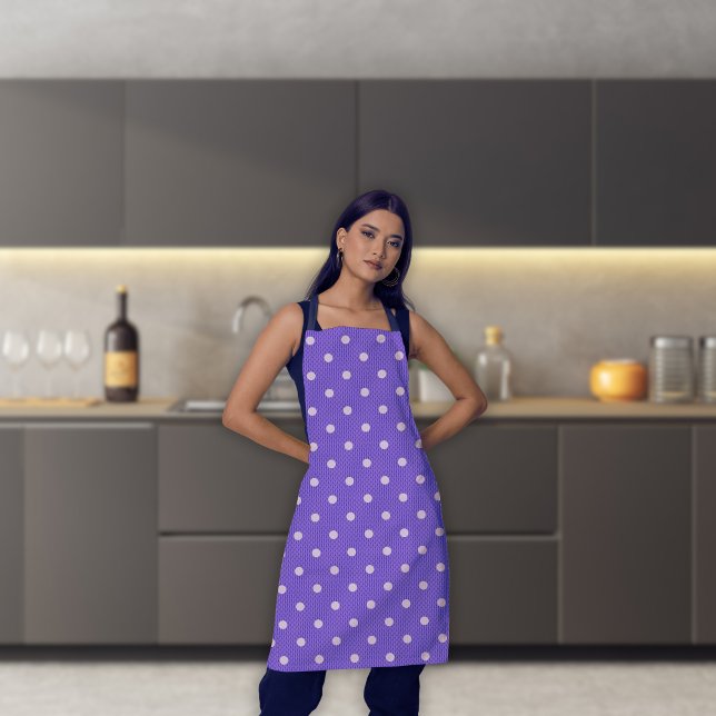 Dotty Delight Lila Schürze (A woman in a Dotty Delight Purple apron is standing in the kitchen. )