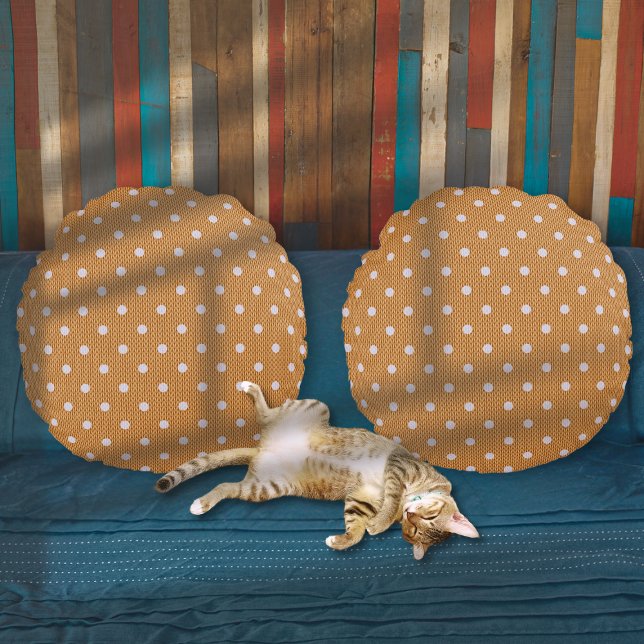 Dotty Delight Orange Rundes Kissen (Dotty Delight Orange Round Pillows on the sofa.)