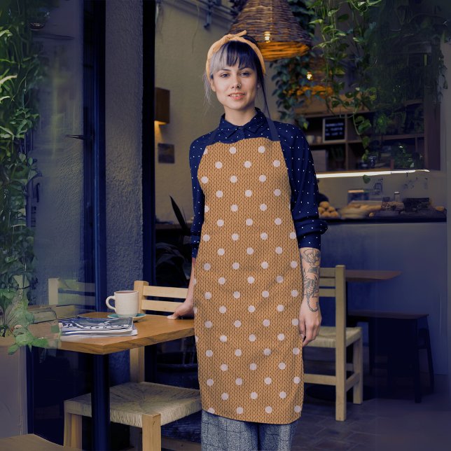 Dotty Delight Orange Schürze (A woman in a Dotty Delight Orange apron is standing in the cafe. )