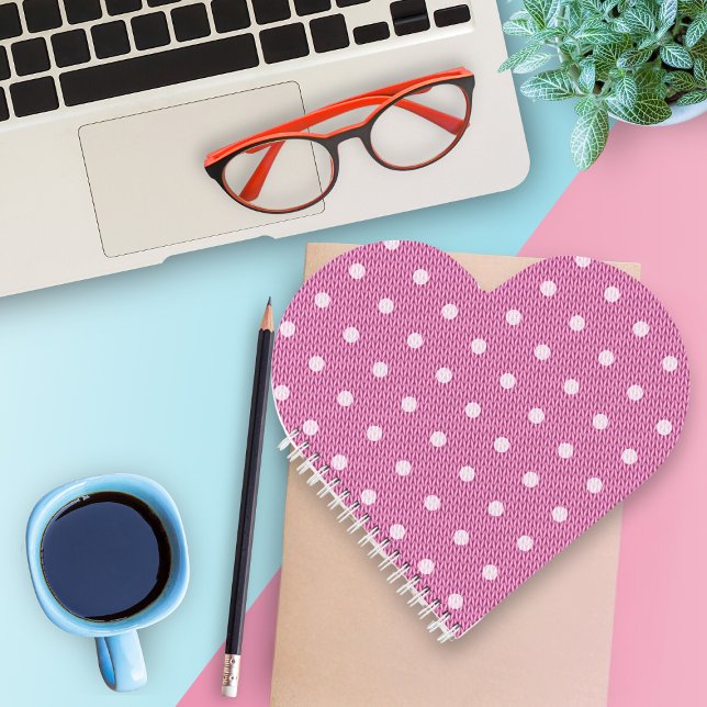 Dotty Delight Pink Spiral Notizbuch (A Dotty Delight Pink Spiral Notebook is on the desk.)