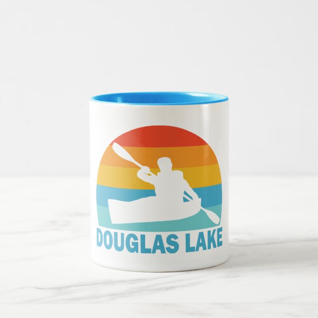 Douglas Lake Tennessee Kayak Zweifarbige Tasse (Mittel)