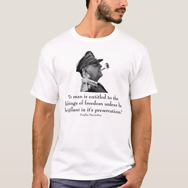 Douglas MacArthurzitat und -bild T-Shirt (Vorderseite)