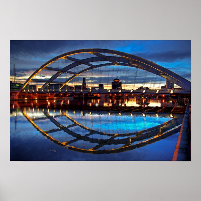 Douglass-Anthony Bridge in Dusk Poster (Vorne)