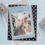 Dove Blue Hübsch Bow Foto Frohe Weihnachten<br><div class="desc">Tauchen Sie eine blaue Weihnachtskarte mit einem handgezeichnet,  bogengeschmückten Rahmen,  Ihrem Familiennamen in einem Signaturskript und Ihrem Foto in der Familie ein. Pastellblaue Weihnachtskarte personalisiert mit Ihrem Foto. Niedlich moderne minimalistische Weihnachtsfotokarte in hellblau.</div>