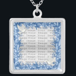 Dove Custom Square Silver Necklace Versilberte Kette<br><div class="desc">Personalisieren Sie diese hübsche Halskette,  um sie als Gastgeschenke Hochzeiten an Ihrem Hochzeitsempfang zu haben oder sich selbst als Erinnerung an Ihren besonderen Tag zu erleben. Diese Halskette ist auch das ideale Geschenk für die Braut am Brautparty. Personalisieren Sie diese,  indem Sie Ihr Foto hinzufügen.</div>