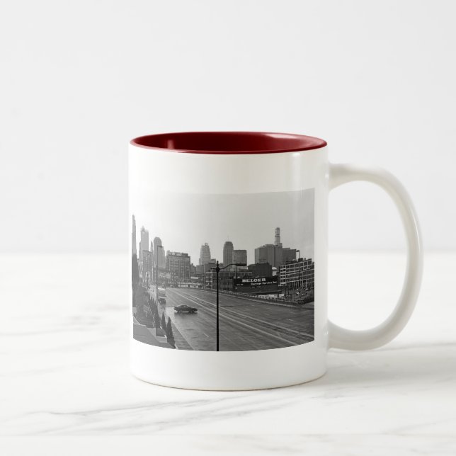 Downtown Kansas City Skyline-Schwarz-Weiß-Foto Zweifarbige Tasse (Rechts)