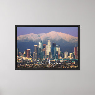 Downtown Los Angeles mit schneebedeckten Bergen Leinwanddruck
