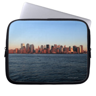 Downtown Manhattan bei Dämmerung Laptopschutzhülle