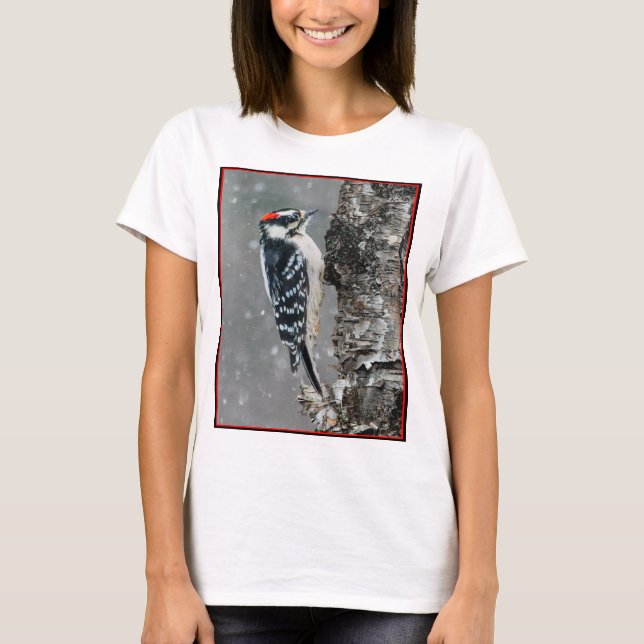 Downy Woodpecker in Snow - Original Foto T-Shirt (Vorderseite)