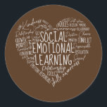 Dozentin für soziales emotionales Lernen Runder Aufkleber<br><div class="desc">Soziales emotionales Lernen Herzberater Lehrer Grünes Geschenk. Perfektes Geschenk für Ihren Vater,  Mama,  Papa,  Männer,  Frauen,  Freunde und Familienmitglieder am Erntedank Tag,  Weihnachten,  Muttertag,  Vatertag,  4. Juli,  1776 Unabhängiger Tag,  Veteranen Tag,  Halloween,  Patrick's Day</div>