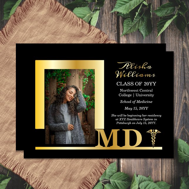 Dr. MD Caduceus Foto Graduate Black Folieneinladung (Elegant Doctor | Physician "MD" Caduceus One Photo Graduation Photo Gold Foil Announcement)