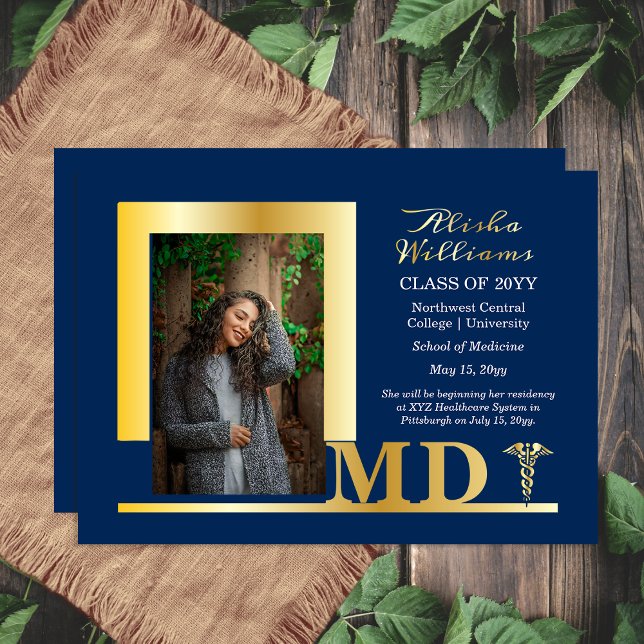 Dr. MD Caduceus Foto Graduate Blue Folieneinladung (Elegant Doctor Physician "MD" Caduceus Photo Graduate Blue and Gold Foil Announcement)